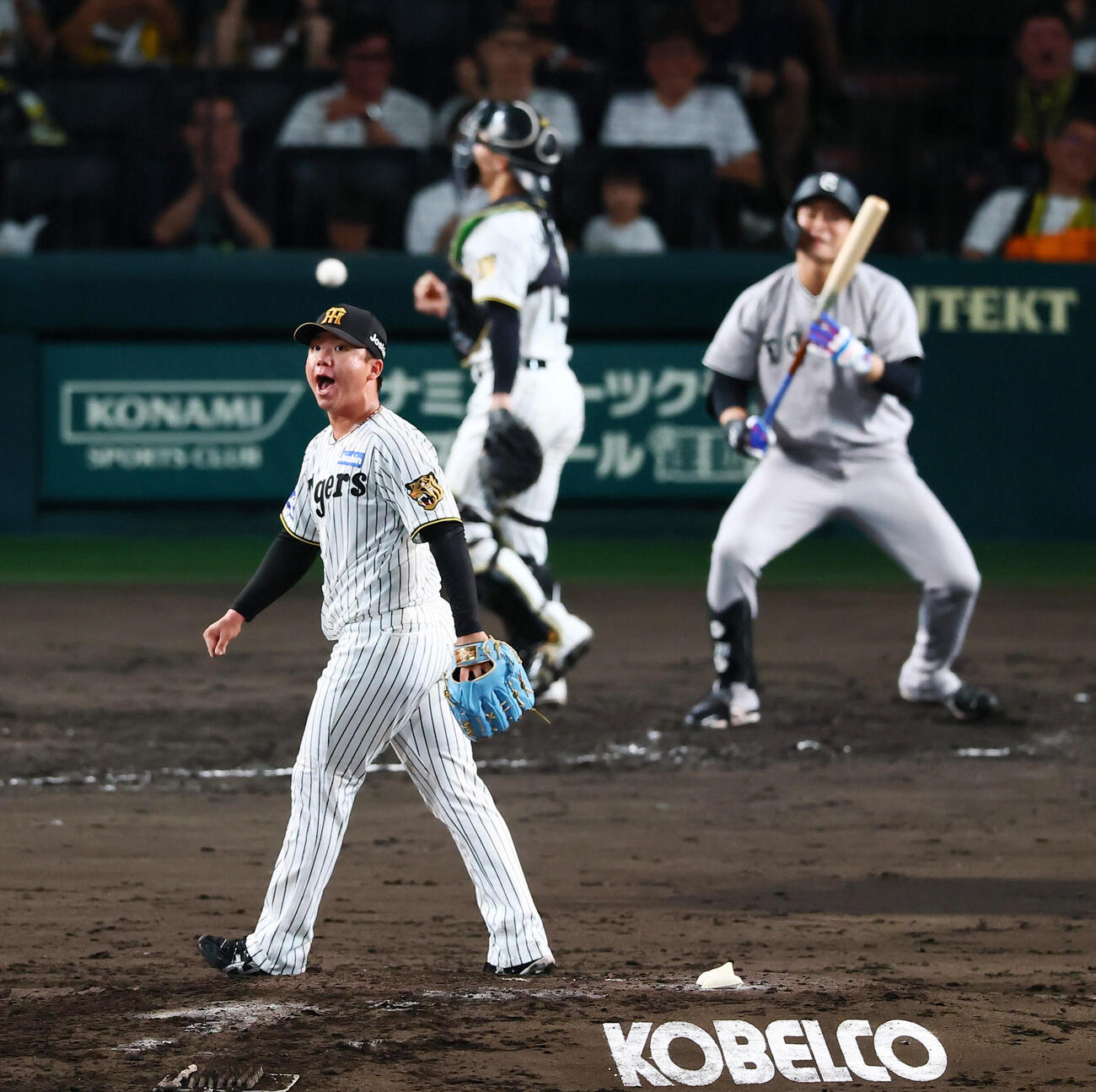 2026年8月28日、阪神対巨人　5回表巨人2死一、二塁、村上頌樹は中山礼都を三振に仕留めマウンドで雄たけびを上げる