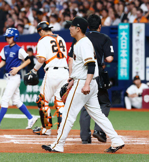 巨人対DeNA 10回表DeNA2死満塁、赤星優志は代打宮下朝陽に勝ち越し右前適時打を打たれ失点する（撮影・加藤哉）