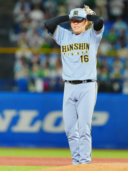 ヤクルト対阪神　2回裏ヤクルト無死二塁、松本直樹に四球を与え厳しい表情の西勇輝（撮影・垰建太）