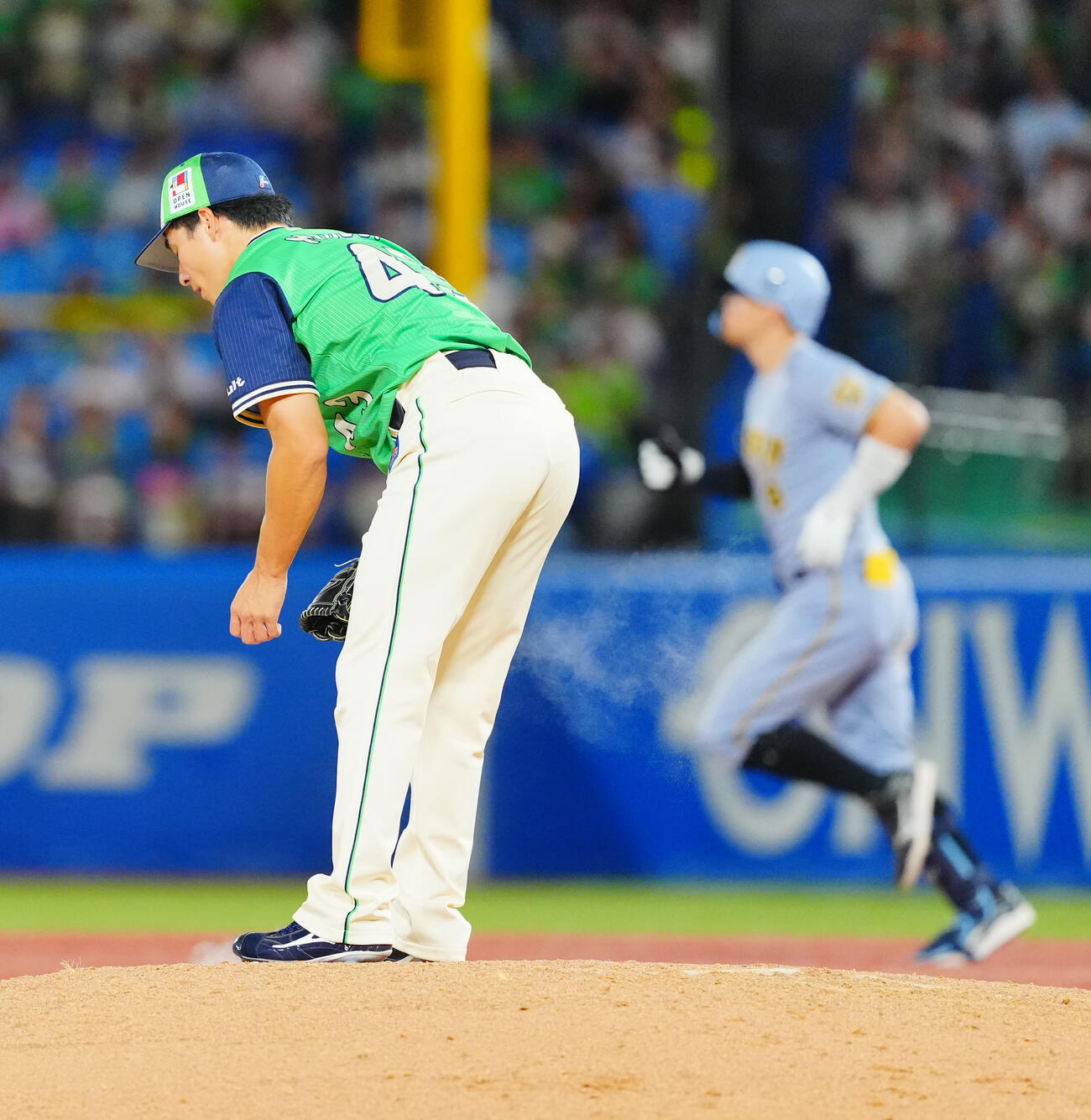 ヤクルト対阪神3回表阪神2死、佐藤輝明（右）にソロ本塁打を浴びる増居翔太（撮影・垰建太）