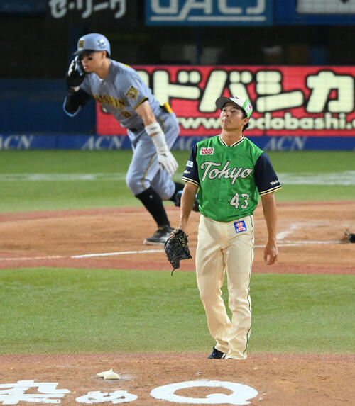 ヤクルト対阪神　3回表阪神2死、佐藤輝明（後方）にソロ本塁打を浴びる増居翔太（撮影・滝沢徹郎）
