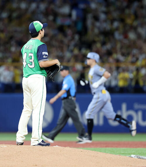 ヤクルト対阪神　3回表阪神2死、佐藤輝明（右）にソロ本塁打を放たれたヤクルト増居翔太（撮影・鈴木正人）