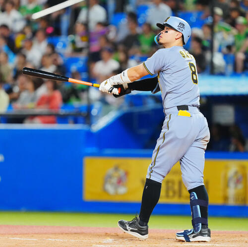 ヤクルト対阪神　5回表阪神1死一塁、左越え2点本塁打を放つ佐藤輝明（撮影・垰建太）