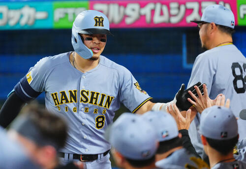 ヤクルト対阪神　5回表阪神1死一塁、左越え2点本塁打を放ちナインとタッチを交わす佐藤輝明（撮影・垰建太）