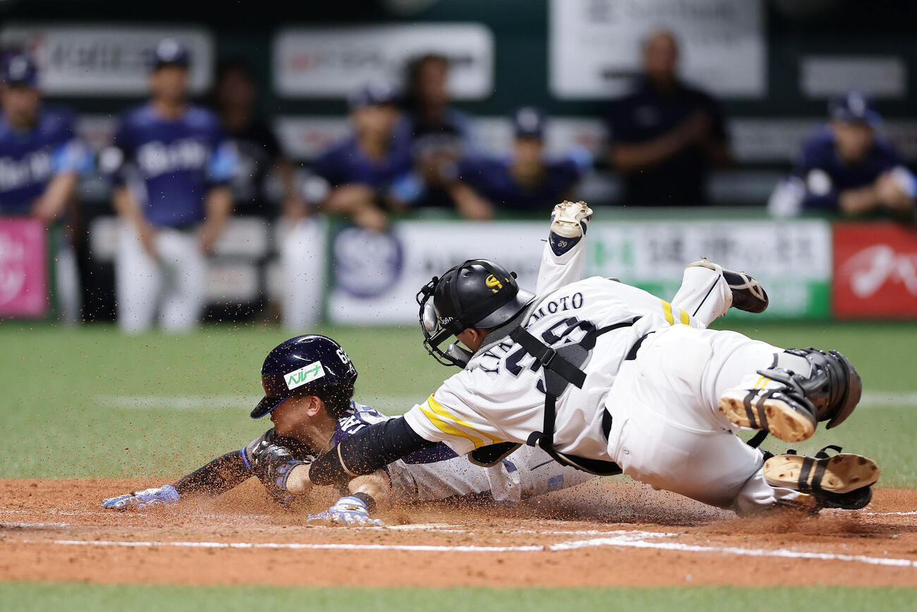 ソフトバンク対西武　3回表西武2死一、三塁、中村剛也の適時二塁打で本塁を狙うも憤死する一走滝沢夏央。捕手山本祐大（撮影・前田充）