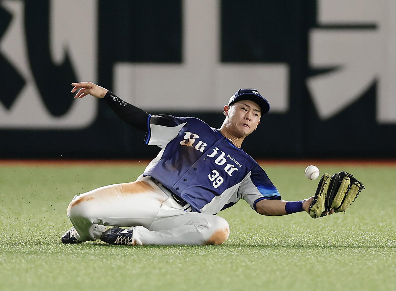 ソフトバンク対西武　2回裏ソフトバンク2死一、三塁、庄子雄大の飛球に飛び込んだ平沢大河だったが捕球できず、2点適時二塁打となる（撮影・前田充）