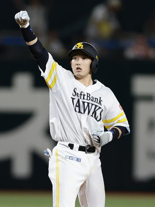 ソフトバンク対西武　7回裏ソフトバンク2死満塁、2点適時二塁打を放ちガッツポーズする山本祐大（撮影・前田充）