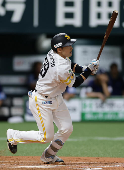 ソフトバンク対西武　7回裏ソフトバンク2死満塁、2点適時二塁打を放つ山本祐大（撮影・前田充）