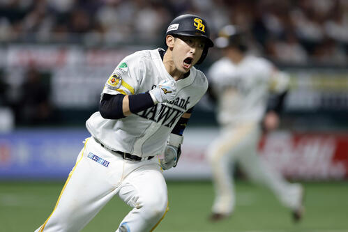 ソフトバンク対西武　7回裏ソフトバンク2死満塁、2点適時二塁打を放ちガッツポーズする山本祐大（撮影・前田充）