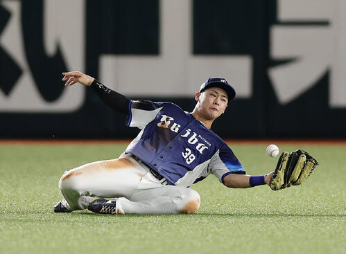 ソフトバンク対西武　2回裏ソフトバンク2死一、三塁、庄子雄大の飛球に飛び込んだ平沢大河だったが捕球できず、2点適時二塁打となる（撮影・前田充）