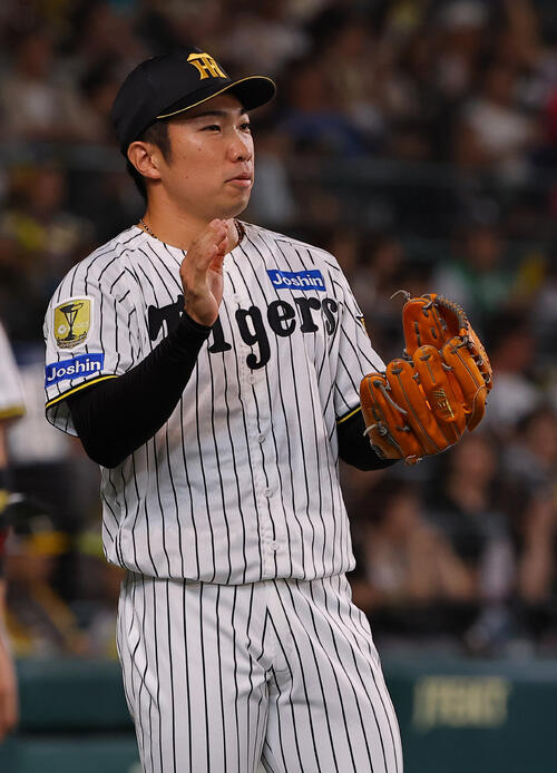 阪神対DeNA 復帰登板を無失点で抑えた石井大智はグラブをたたく(撮影・上田博志)