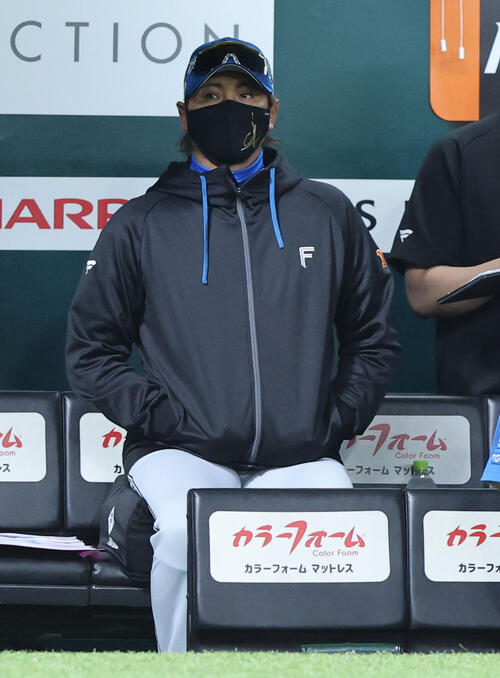 ソフトバンク日本ハム ベンチから戦況を見守る日本ハム新庄剛志監督(撮影・梅根麻紀)