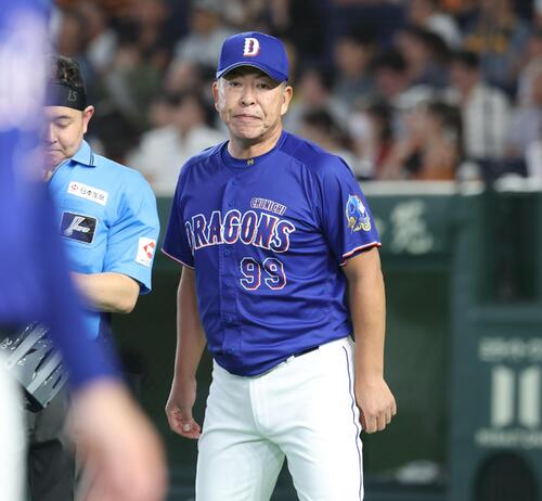 巨人対中日　投手交代を告げる井上一樹監督（撮影・黒川智章）