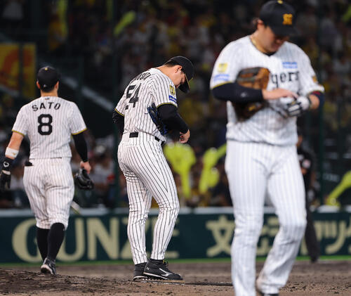 阪神対広島 7回表広島1死一、二塁、木下里都(中央)は菊池涼介の先制適時二塁打で得点を許す(撮影・上田博志)