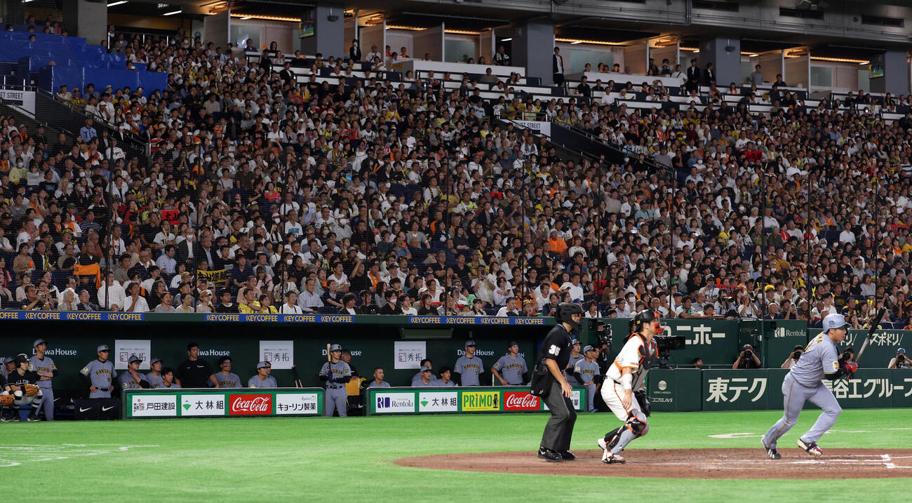 巨人対阪神　9回表阪神2死一塁、大山悠輔（右）が二塁ゴロに倒れ4連敗となり静まる藤川球児監督（左）ら阪神ベンチ（撮影・浅見桂子）