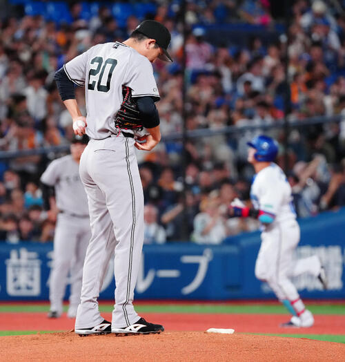 DeNA対巨人　1回裏DeNA1死、牧秀悟にソロ本塁打を浴び、うつむく戸郷翔征（撮影・鈴木みどり）