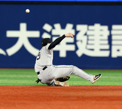DeNA対巨人　7回裏DeNA2死三塁、泉口友汰は筒香嘉智の打球に飛びつくも届かず適時打とする（撮影・浅見桂子）