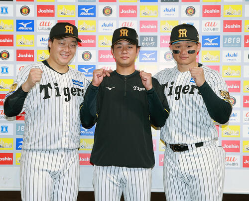 阪神対広島　広島に勝利し、お立ち台でポーズを決める（左から）大山悠輔、高橋遥人、森下翔太（撮影・上山淳一）