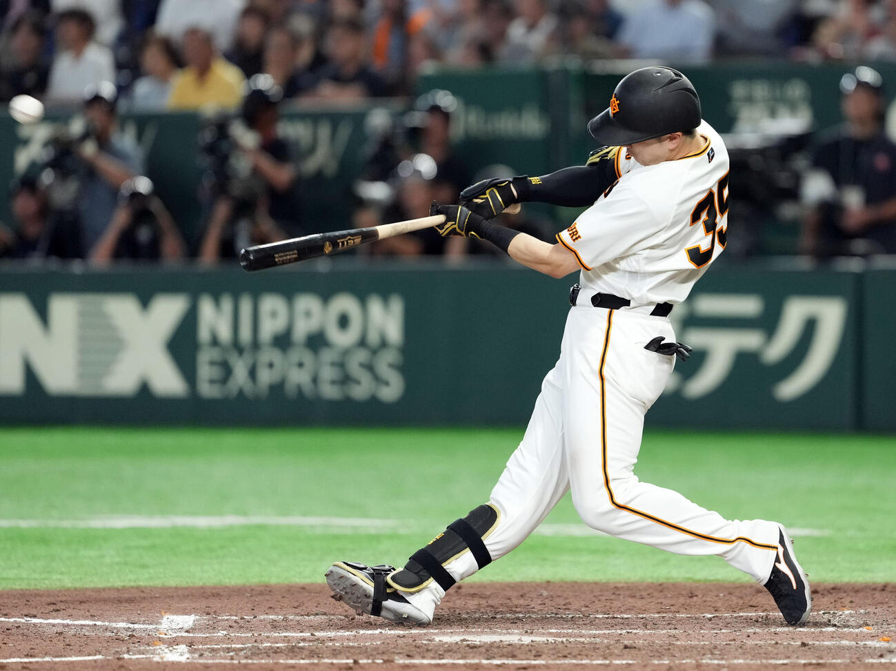 巨人対中日　9回裏巨人1死一塁、サヨナラ2点本塁打を放つ泉口友汰（撮影・たえ見朱実）