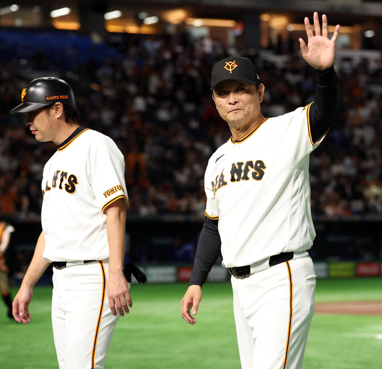 巨人対中日　サヨナラ勝利で笑顔でスタンドに手を振る巨人橋上秀樹監督代行（撮影・浅見桂子）