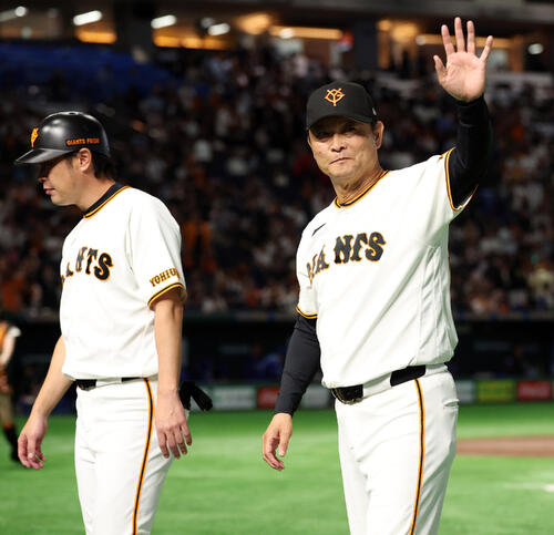 巨人対中日　サヨナラ勝利で笑顔でスタンドに手を振る巨人橋上秀樹監督代行（撮影・浅見桂子）