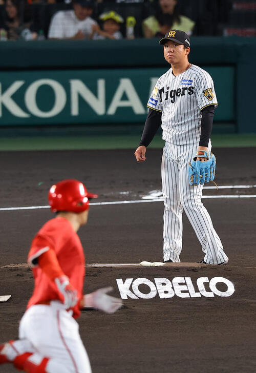 阪神対広島　1回表広島無死、村上頌樹（右）は佐藤啓介に先頭打者本塁打を浴びる（撮影・上田博志）