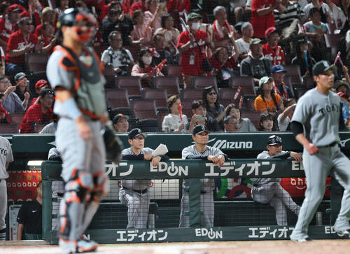 広島対巨人 11回裏広島1死満塁、勝田成の右犠飛でサヨナラ負けの巨人橋上秀樹監督代行((中央))。左手前は大城卓三、右手前は巨人8番手の赤星優志(撮影・加藤孝規)
