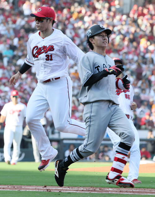 広島対巨人 5回表巨人1死、鈴木大和は一ゴロ。左は坂倉将吾(撮影・加藤孝規)