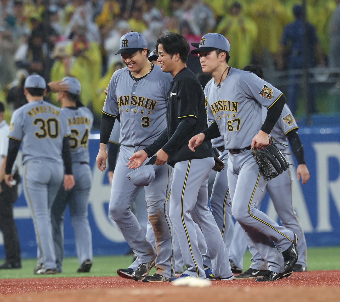 ヤクルト対阪神　勝利が決まり大山悠輔（左）と笑顔を見せる高橋遥人（撮影・水谷安孝）