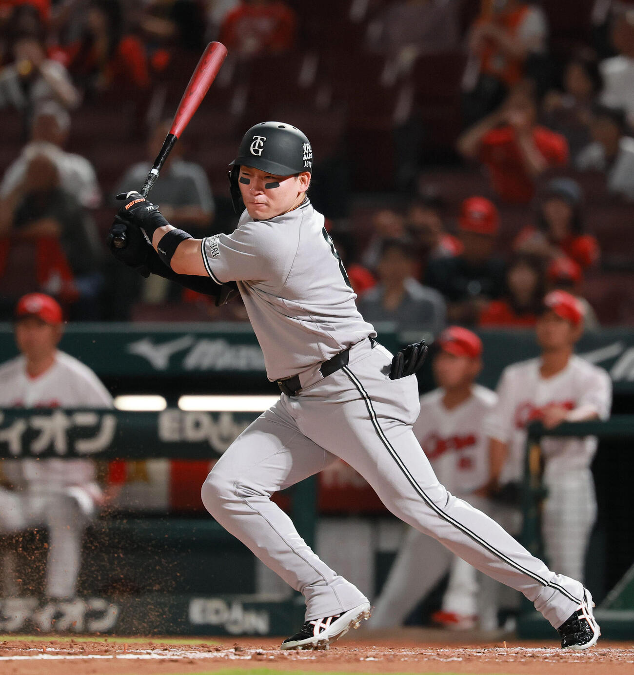広島対巨人　5回表巨人2死一塁、丸佳浩は遊内野安打を放つ（撮影・上山淳一）
