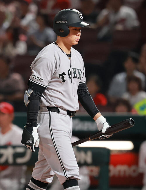 広島対巨人 5回表巨人1死一、二塁、佐々木俊輔は捕邪飛に倒れる(撮影・上山淳一)