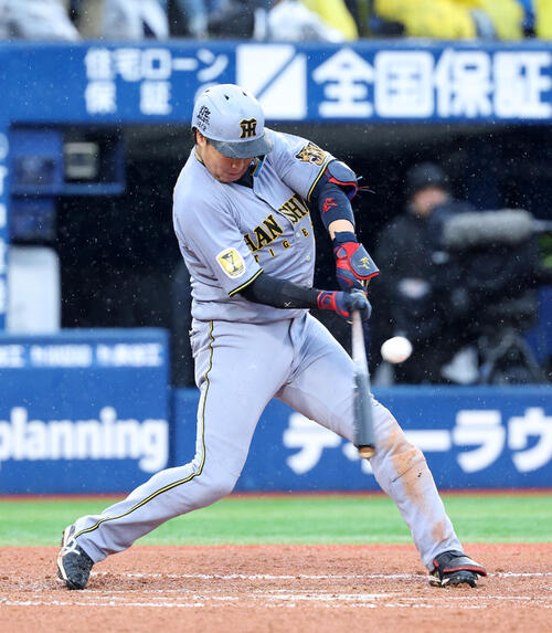 DeNA対阪神　6回表阪神無死二、三塁、大山悠輔は適時二塁打を放つ（撮影・鈴木正人）