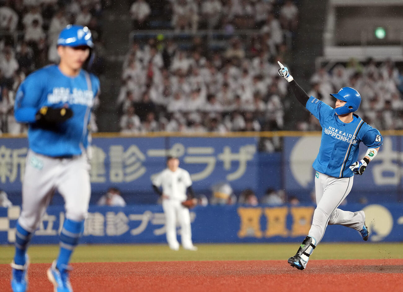 ロッテ対日本ハム　8回表日本ハム無死満塁、満塁本塁打を放ちポーズを決める代打郡司裕也（撮影・たえ見朱実）