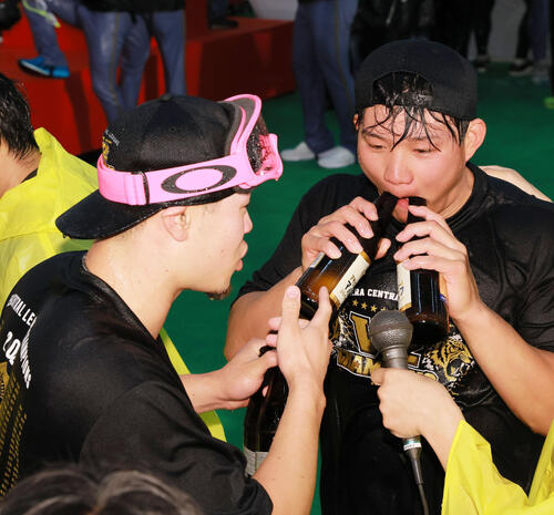 祝勝会を楽しむ阪神森下翔太（右）と佐藤輝明（撮影・上山淳一）