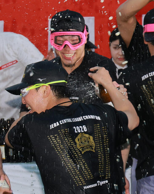 祝勝会で盛り上がる阪神佐藤輝明（撮影・上山淳一）