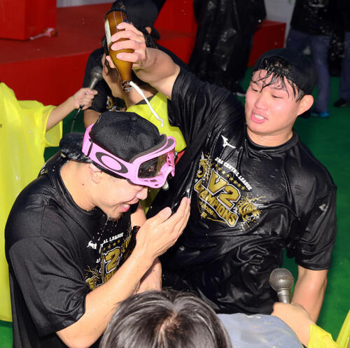 祝勝会で佐藤輝明（左）にビールをかける阪神森下翔太（撮影・上山淳一）