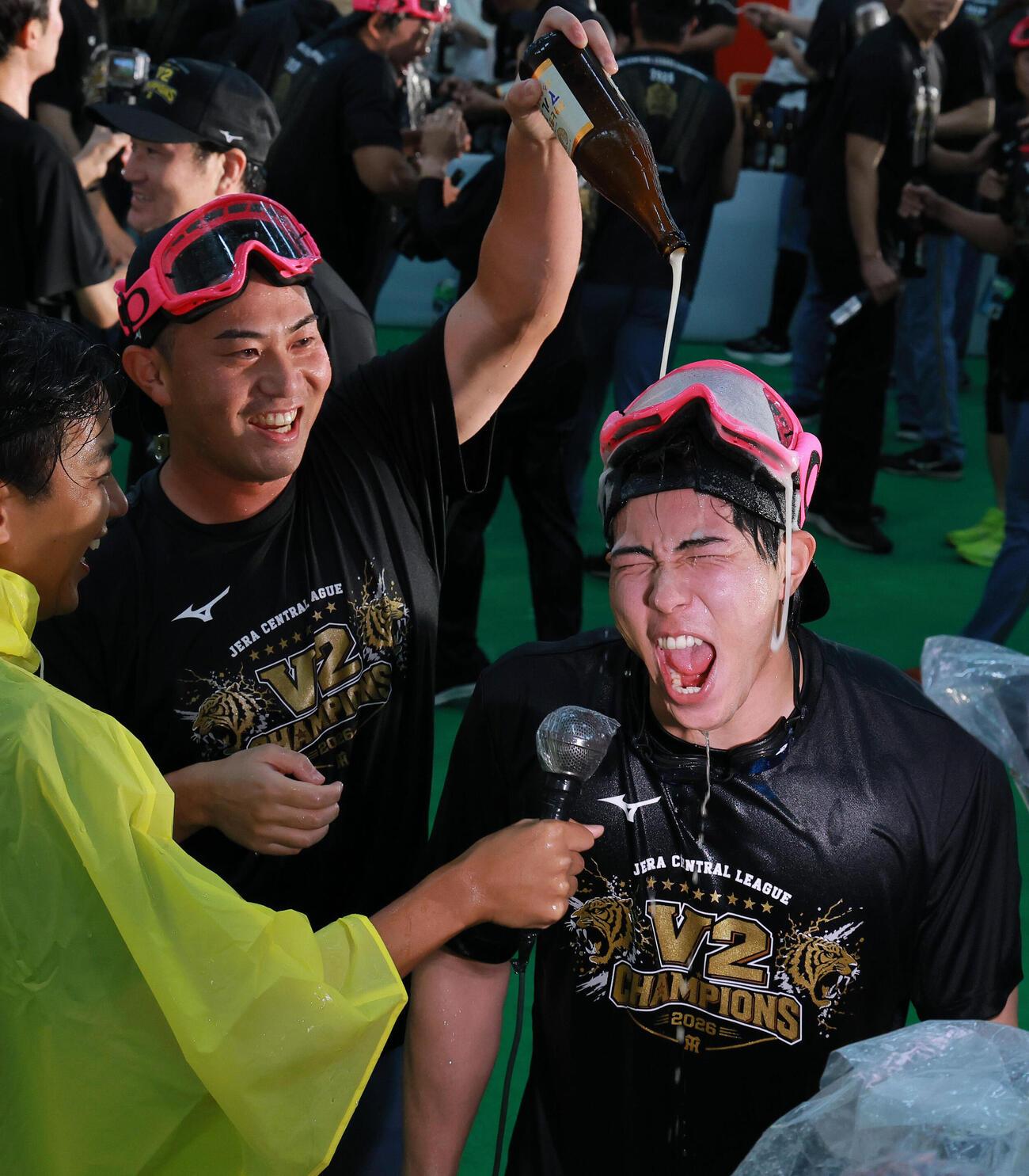 祝勝会で阪神工藤泰成（手前）にビールをかける桐敷拓馬（撮影・上山淳一）