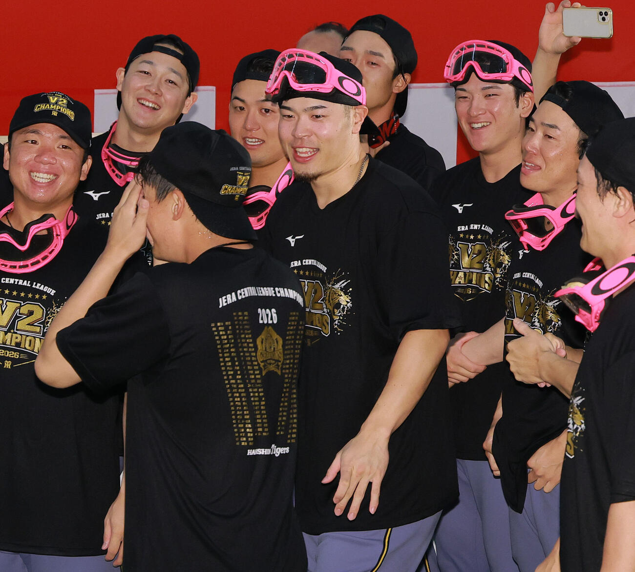 祝勝会を楽しむ、左から村上頌樹、木下里都、岡留英貴、佐藤輝明、小幡竜平、高寺望夢、糸原健斗、伏見寅威。手前は元山飛優（撮影・上山淳一）
