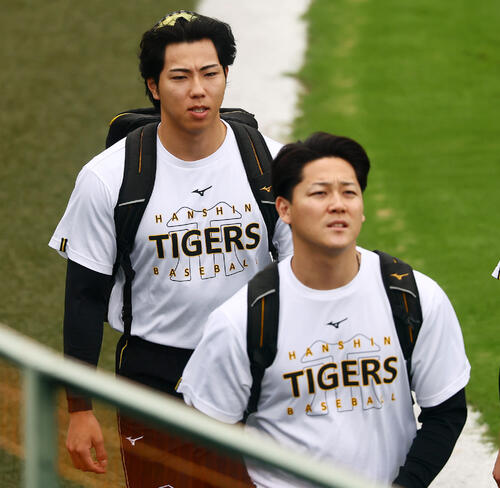 阪神工藤泰成（左）と木下里都（2026年撮影）