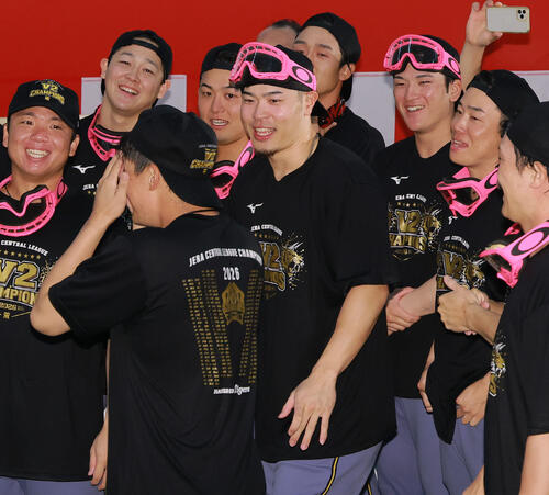 祝勝会を楽しむ、左から村上頌樹、木下里都、岡留英貴、佐藤輝明、小幡竜平、高寺望夢、糸原健斗、伏見寅威。手前は元山飛優（撮影・上山淳一）