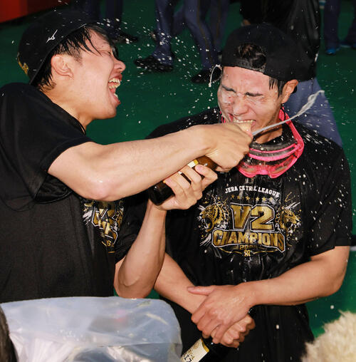 祝勝会で工藤泰成（右）にビールをかける阪神才木浩人（撮影・上山淳一）