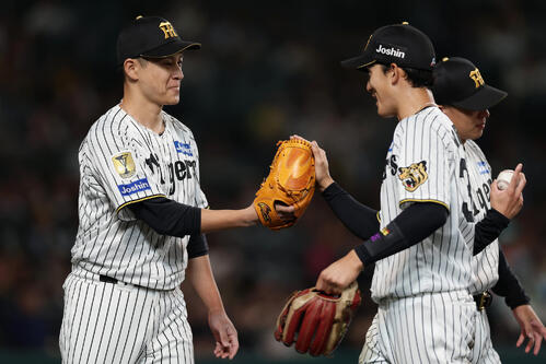 阪神対広島　5回表を投げ終え、好守を見せた小幡竜平（右）を迎える阪神大竹耕太郎（撮影・前田充）