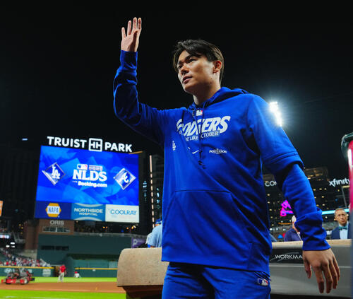 ブレーブス対ドジャース　ブレーブスに勝利し勝ち投手のドジャース山本由伸はファンに手を振り引き揚げる（撮影・垰建太）