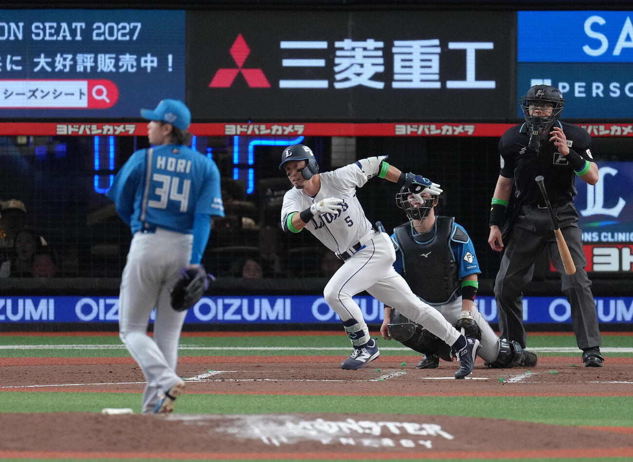 西武対日本ハム　8回裏西武無死、代打外崎修汰は二塁打を放つ（撮影・足立雅史）