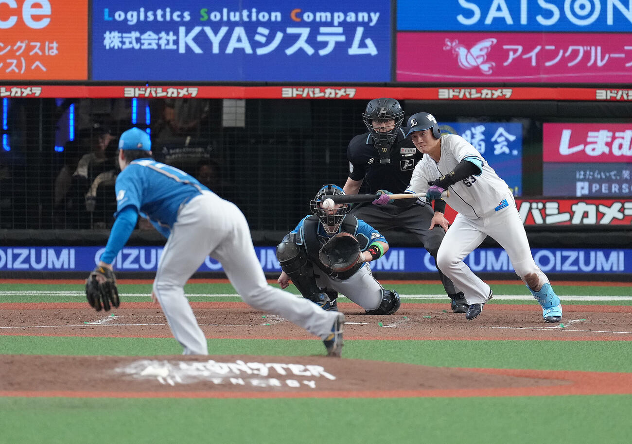 西武対日本ハム　5回裏西武無死、長谷川信哉はさん対前にセーフティーバントを決める。投手有原航平（撮影・足立雅史）