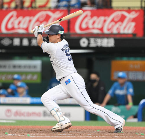 西武対日本ハム　5回裏西武1死二塁、西川愛也は適時打を放つ（撮影・滝沢徹郎）