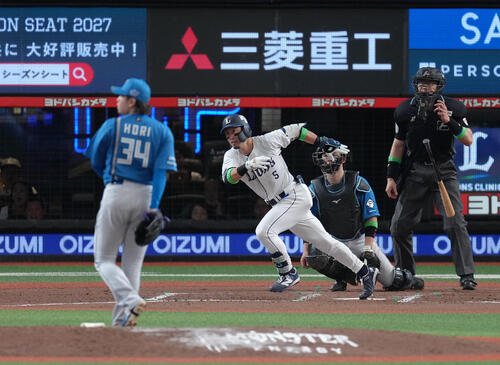 西武対日本ハム　8回裏西武無死、代打外崎修汰は二塁打を放つ（撮影・足立雅史）