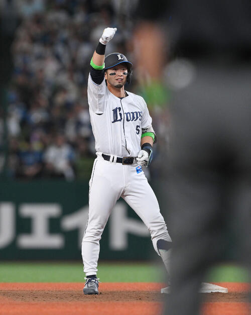 西武対日本ハム　8回裏西武無死、代打外崎修汰は二塁打を放ちガッツポーズする（撮影・滝沢徹郎）