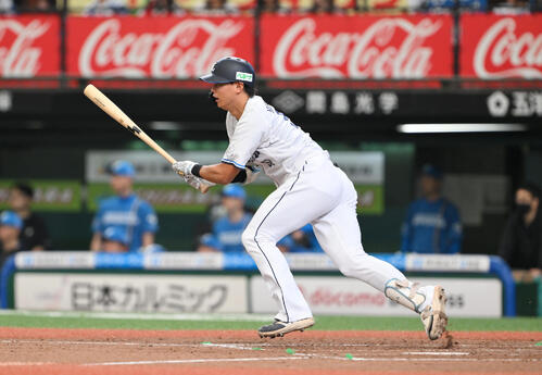西武対日本ハム　5回裏西武1死二塁、西川愛也は適時打を放つ（撮影・滝沢徹郎）
