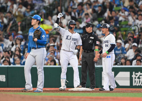 西武対日本ハム　5回裏西武1死二塁、西川愛也は適時打を放ちガッツポーズする（撮影・滝沢徹郎）